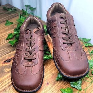 Union Bay. Vintage. Leather Sneakers. Size 10.5. Like New.